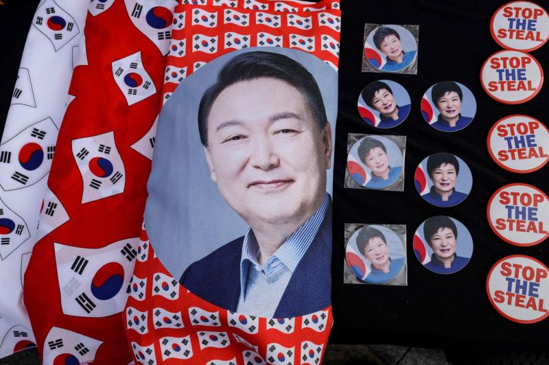 Pietų Korėjos teismas patvirtino prezidento Yoon Suk-yeolo apkaltą ir nušalino iš pareigų