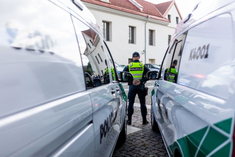 Eišiškėse už smurtavimą sulaikomas neblaivus vyras sužeidė pareigūną