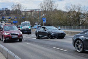 Vidurdienį judrioje Vilniaus gatvėje „driftinęs“ beteisis jaunuolis sudaužė BMW ir užsidirbo 3 protokolus