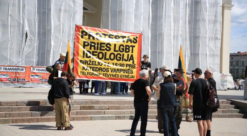Prieš „Pride“ eitynes renkasi protestuotojai: skambėjo maldos ir kalbos apie degradaciją