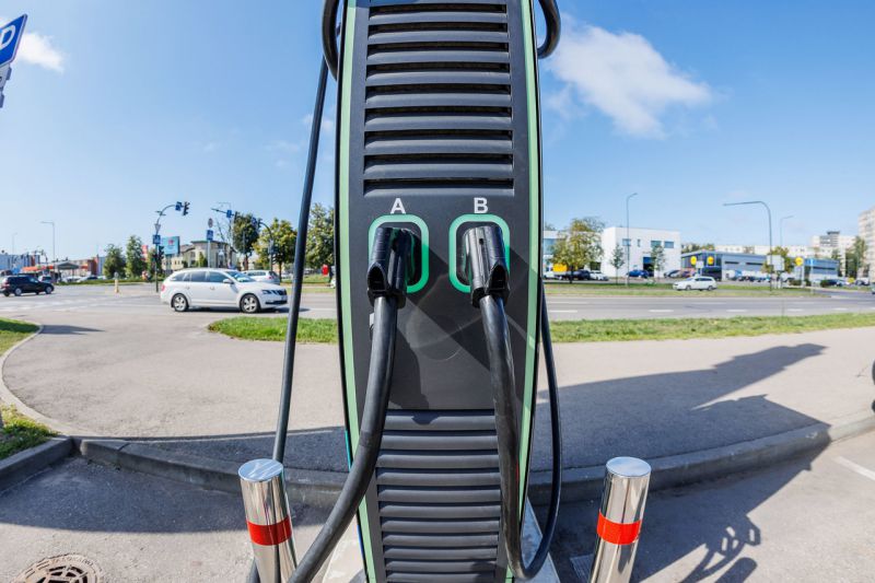 Vilniaus pakraštyje apvogtos elektromobilių krovimo stotelės