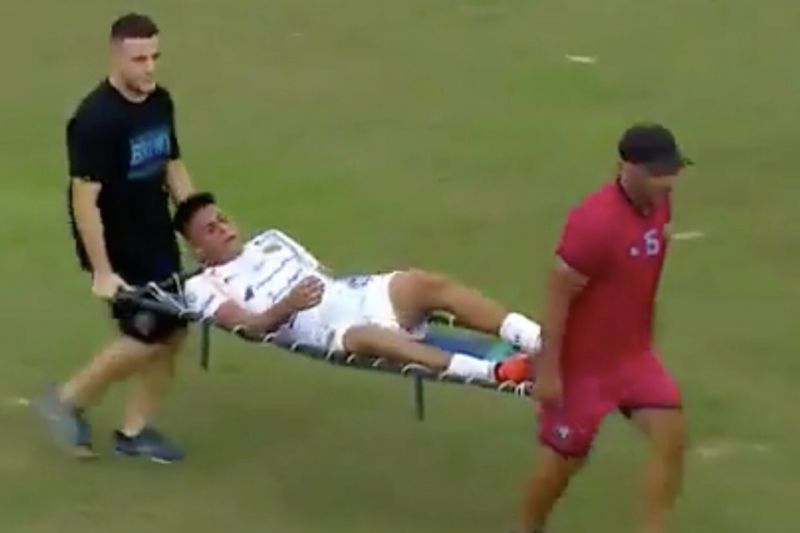 Chaosas Argentinoje: traumą patyręs ir su neštuvais neštas futbolininkas buvo numestas, kilo masinės muštynės