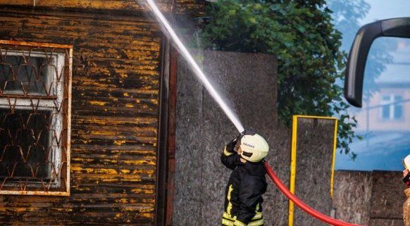 Jonavos rajone netoli gyvūnų prieglaudos sudegė negyvenamas namas