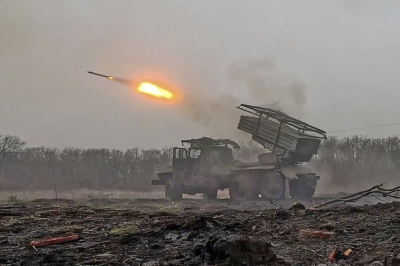 Ukrainiečiai dronais aptalžė Rusiją: smogė trims kariniams oro uostams