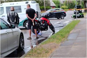 Skaudi avarija Kazlų Rūdoje: susidūrė automobilis su motociklu, dalis gatvės aptverta „Stop“ juostomis