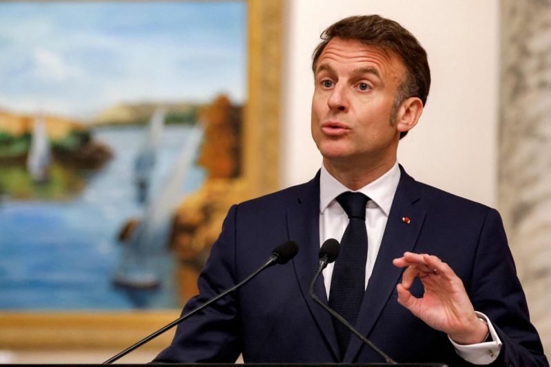 E. Macronas ragina Rusiją nebenaudoti vilkinimo taktikos dėl Ukrainos