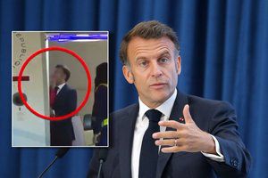 Skaitymo iš lūpų ekspertas pasakė, ką po smūgio E. Macronui ištarė žmona: nuskambėjo kandi frazė