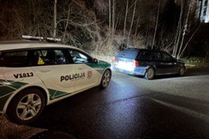 Telšių rajone automobilis pervažiavo ant kelio gulėjusį vyrą, žmogus mirė
