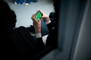 Siūlo mokyklose tik pradinukams uždrausti naudotis asmeniniais mobiliaisiais telefonais