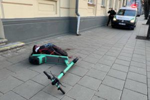 Marijampolėje girtas vyras nesuvaldė paspirtuko – nukentėjusįjį medikai nuvežė į ligoninę