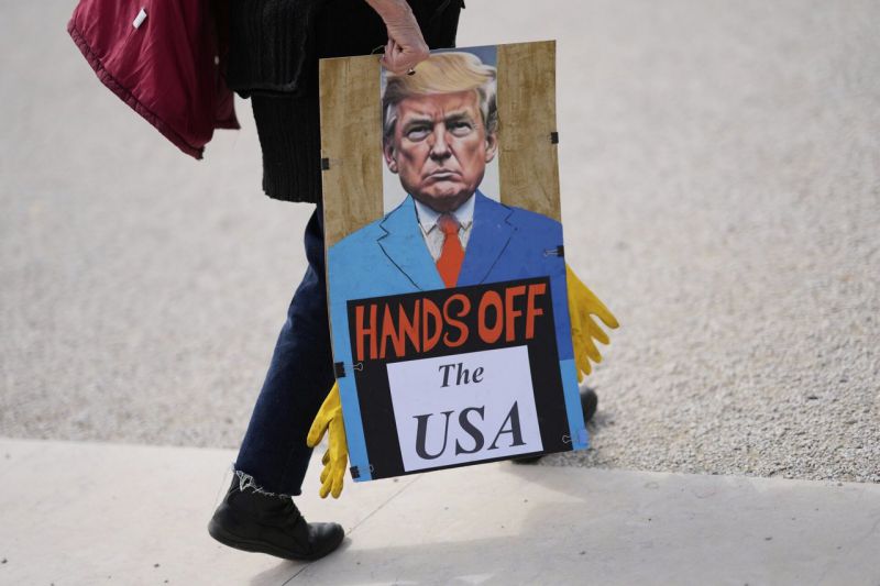 JAV planuojami protestai „Šalin rankas!“ prieš D. Trumpą ir E. Muską