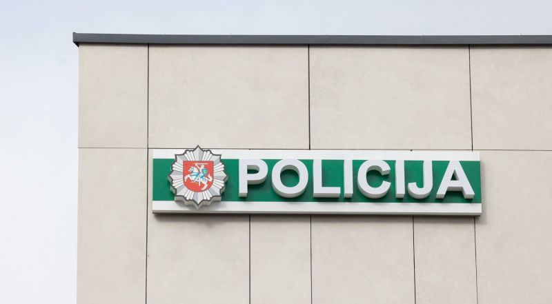 Kovo 11-ąją Lietuvos TSR vėliavą iškėlusį vyrą policija nubaudė 150 eurų bauda, jis mokėti baudos nenori