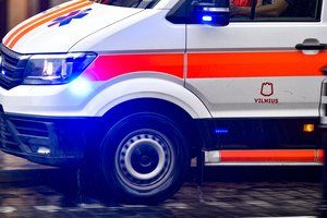 Nelaimė Vilniuje – elektriniu motociklu važiavusį paauglį nubloškė automobilis