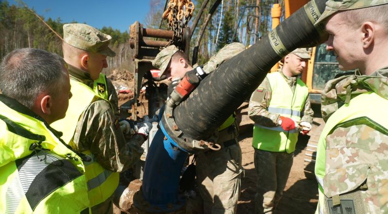 JAV kariuomenė pasidalijo žinia iš Pabradės: sraigtasparniu atgabentas specialus prietaisas 