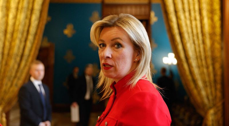Zacharova pasityčiojo iš skandalingo vaizdo įrašo su Emmanueliu Macronu: „Kremliaus ranka?“