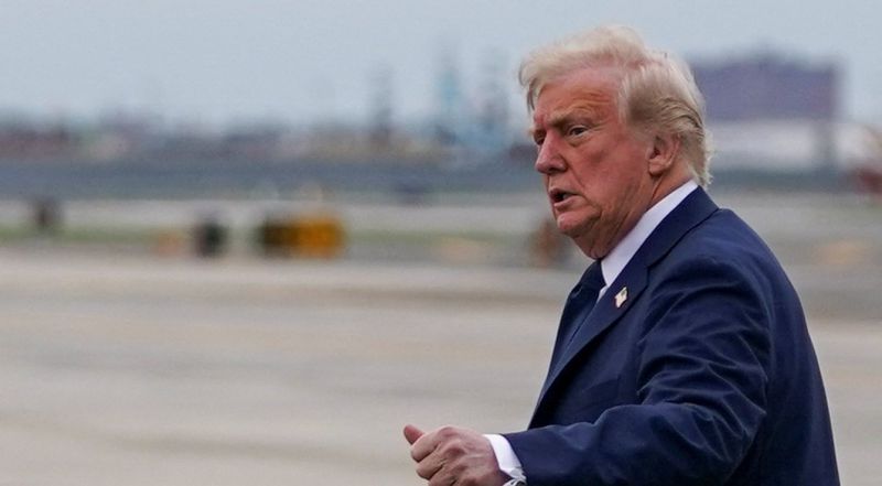Donaldas Trumpas suteikė malonę keliems politikams, profsąjungos lyderiui ir reperiui