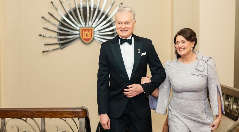 URM siūlo numatyti, kad prezidento sutuoktinis oro uostuose būtų aptarnaujamas kaip labai svarbus asmuo