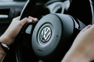 Raseinių rajone pavogtas „Volkswagen Passat“ – vagis užvedimo raktą rado automobilyje
