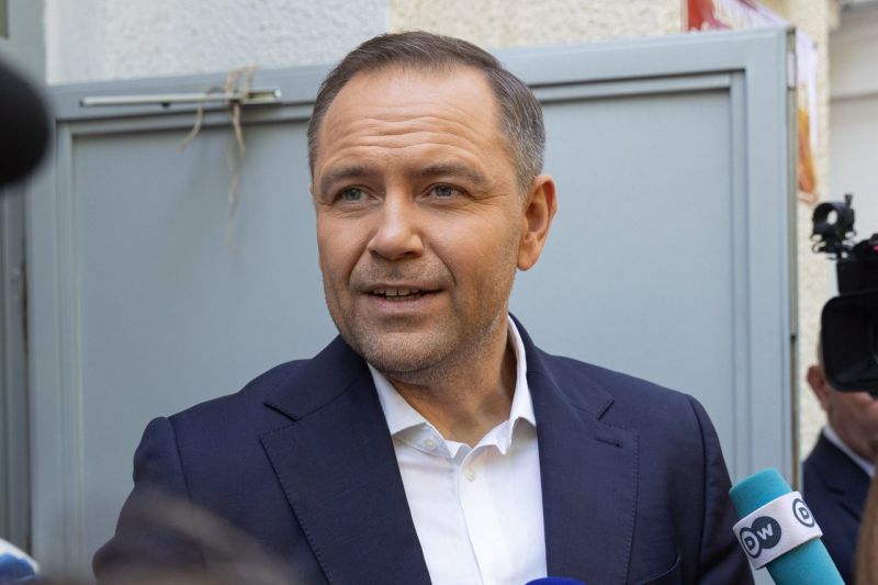 Išrinktasis Lenkijos prezidentas po įtemptos rinkimų kovos dėkoja varžovui