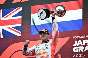 Migdančiose Japonijos lenktynėse – M. Verstappeno pergalė prieš „McLaren“ pilotus