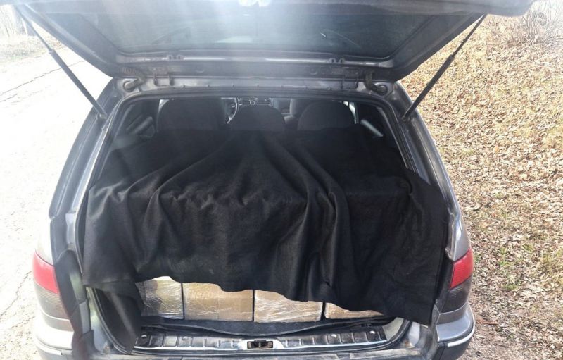 Prieniškio „Peugeot“ bagažinėje – dalis slapto 50 000 eurų vertės krovinio