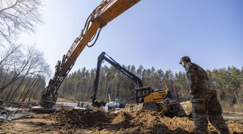 Pradėtas tyrimas dėl karių mirties: į Pabradės poligoną atvyko laidojimo paslaugų automobilis