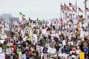 Tūkstančiai amerikiečių dalyvauja protestuose prieš D. Trumpą