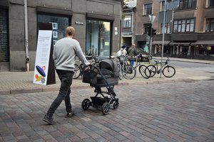 Vyriausybė siūlo kol kas nesvarstyti didinti išmokų vaikams, augantiems išsituokusiose šeimose