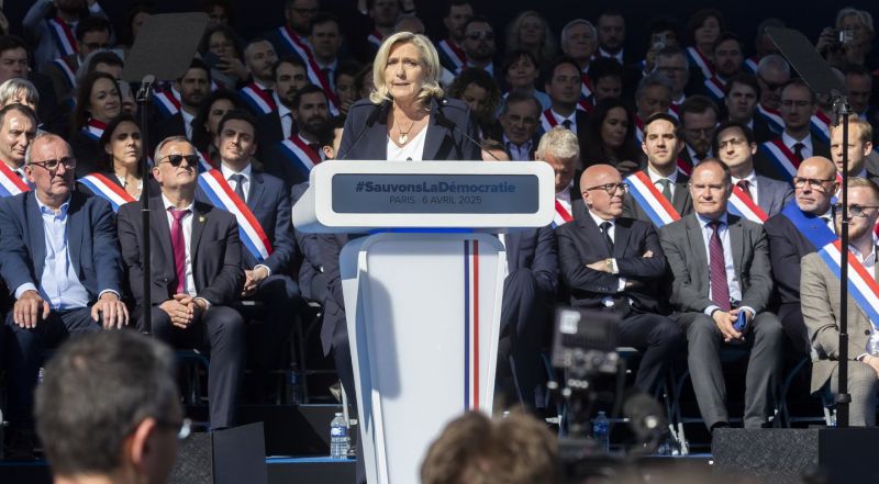 Le Pen tvirtina, kad jos partija tapo raganų medžioklės taikiniu:  „Aš nepasiduosiu“