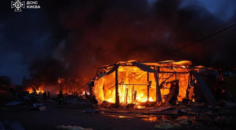 Karas Ukrainoje. Paryčiais rusai atakavo Kyjivą: žmonės priedangose, girdimi sprogimai