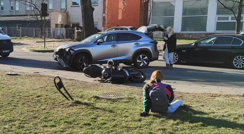 Vilniuje susidūrė „Lexus“ ir motociklas, nukentėjo motociklininkė