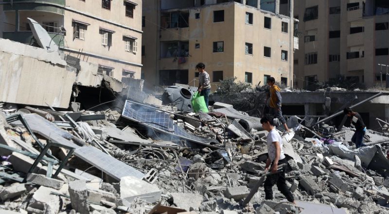 „Hamas“ paskelbė Gazos Ruože laikomų dviejų įkaitų vaizdo įrašą