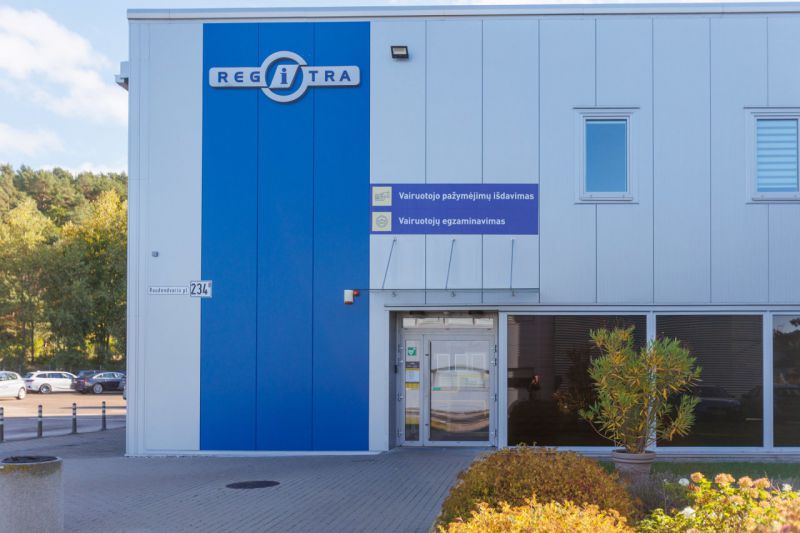 Utenoje bandyta registruoti dalių klastojimo požymių turėjusį automobilį