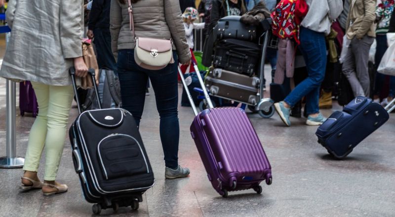 Apsvaigusių keleivių siautėjimai oro uostuose: kada uždraus skraidyti ar pirkti alkoholį?