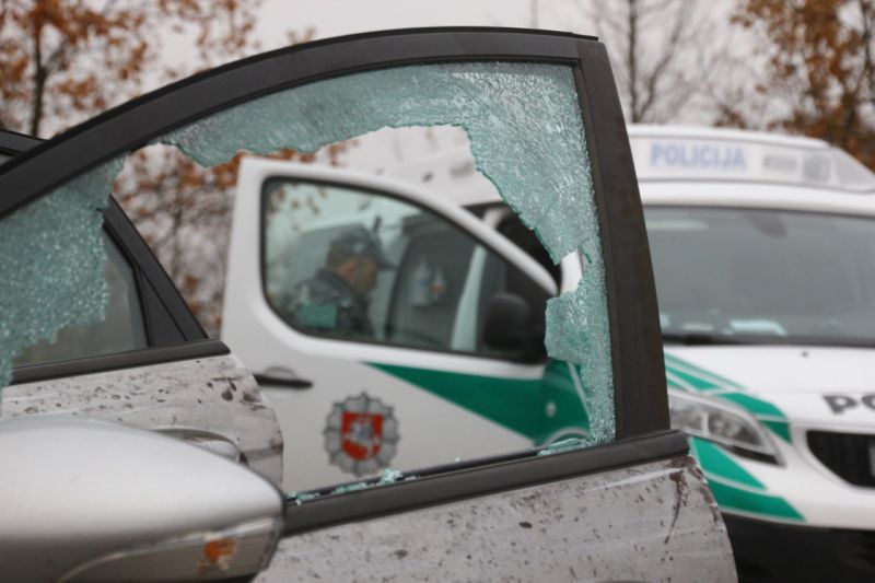 Šiauliuose vagys apšvarino „Opel“ ir „Mercedes“, vieną jų dar ir suniokojo