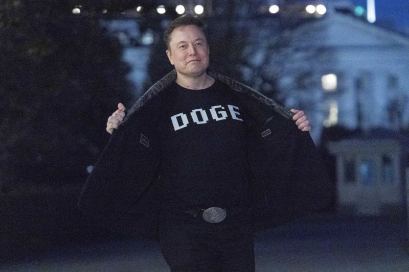 D.Trumpui teks atsisveikinti su E.Musku: „Pasilikčiau jį tiek, kiek galiu“