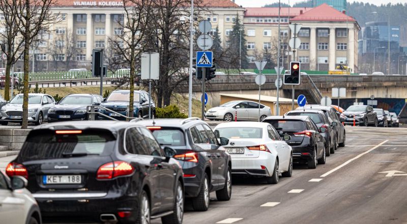 Ministerija – prieš parlamentaro siūlymą, kaip mažinti spūstis, kylančias dėl avarijų