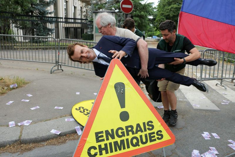 „Greenpeace“ aktyvistai protestuodami prieš Rusiją pavogė Emmanuelio Macrono vaškinę figūrą