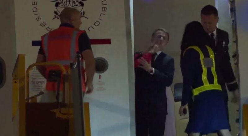 Macronas gavo antausį nuo savo žmonos? Ginčą užfiksavo kameros