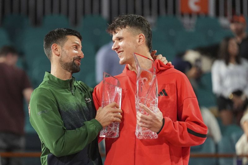 „Jei teisėjas nebūtų pietavęs, turnyre net nebūčiau startavęs“: net 6 valandoms nukeltame finale Menšikas neleido Djokovičiui iškovoti 100-ojo titulo