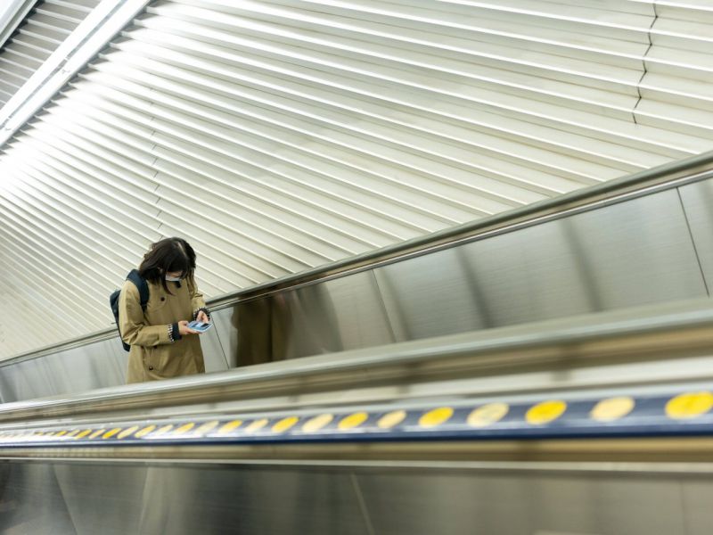Tokijo metro per peiliu ginkluoto vyro išpuolį sužeistas žmogus, įtariamasis sulaikytas