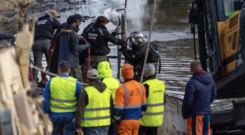 Kariuomenės atstovas atsakė, ar sekmadienį pavyks ištraukti nuskendusį JAV šarvuotį 