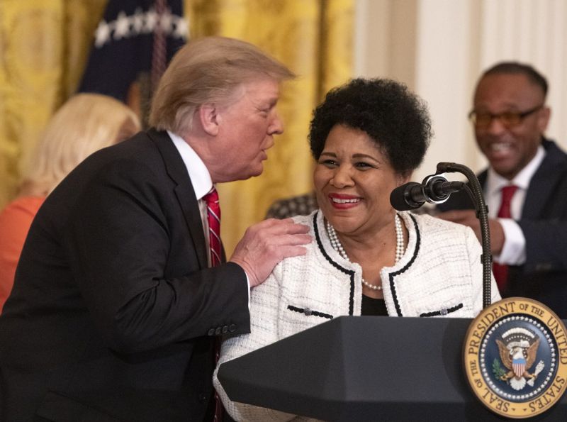 Donaldas Trumpas suteikė malonę keliems politikams, profsąjungos lyderiui ir reperiui