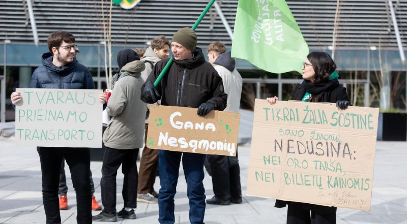 Prie sostinės savivaldybės surengtas trečiasis protestas prieš viešojo transporto bilietų branginimą