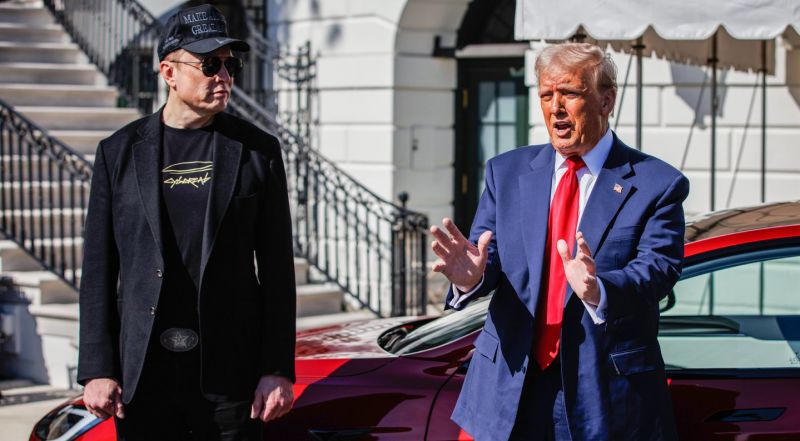 Trumpas pagrasino Muskui pasekmėmis, jei šis imtų remti demokratus