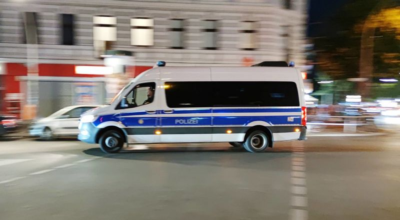Vyras Vokietijoje automobiliu rėžėsi į žmonių grupę, sužeisti penki asmenys