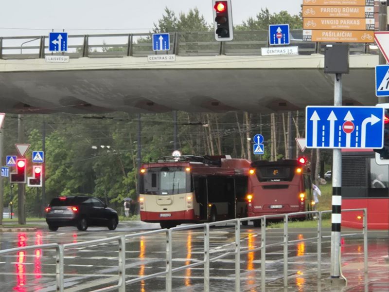 Dėl smulkaus eismo incidento Vilniuje – automobilių spūstys, sustojo troleibusai