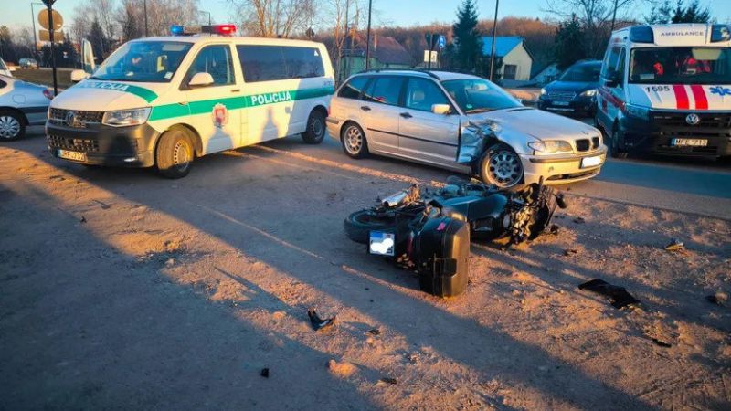 Automobilis BMW ir „Honda“ motociklas susidūrė „neįprastoje“ vietoje