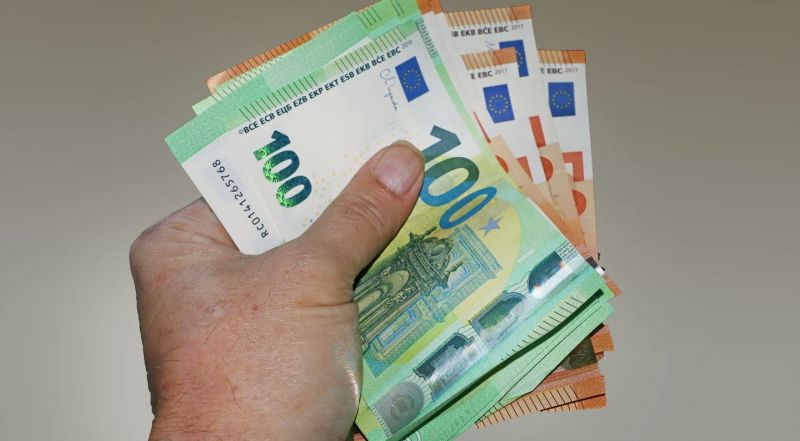 Be teisių važiavęs vyras policininkams siūlė 500 eurų kyšį