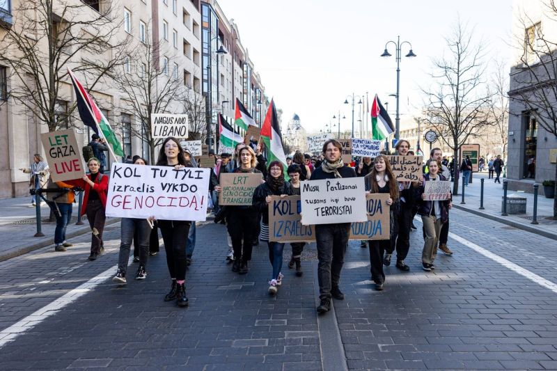 „Toli, bet skauda“: keli šimtai žmonių Vilniuje mitingavo už Palestiną